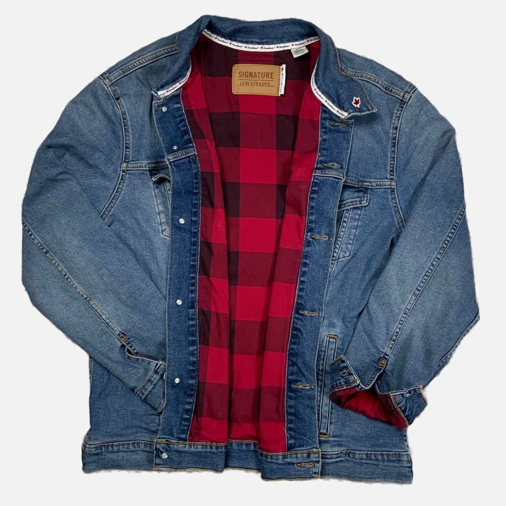 VINTAGE EUC LEVIS DENIM TRUCKER JACKET, FLANNEL LINED , MAPLE LEAF ON THE BACK